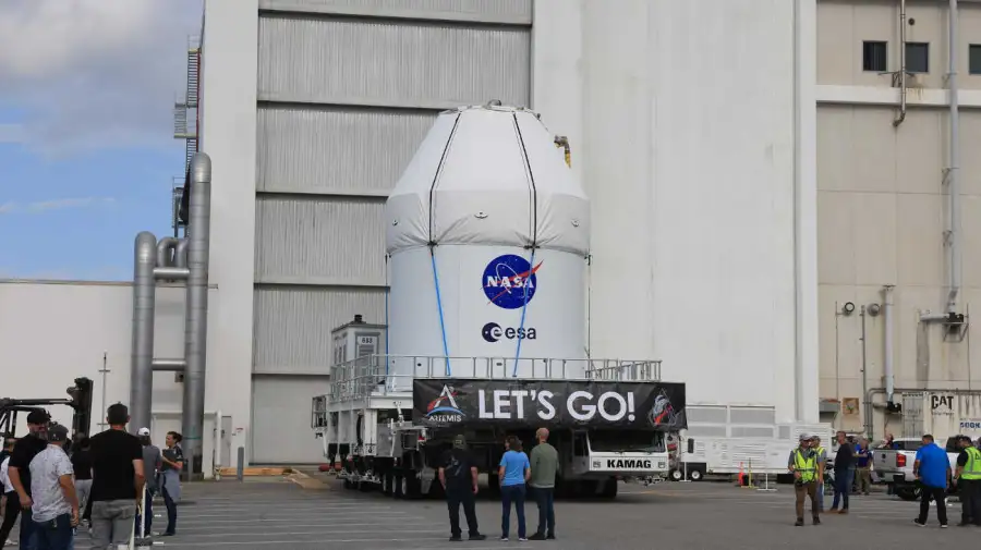 El transportador KAMAG de la NASA transporta la nave espacial Artemis II 20250710