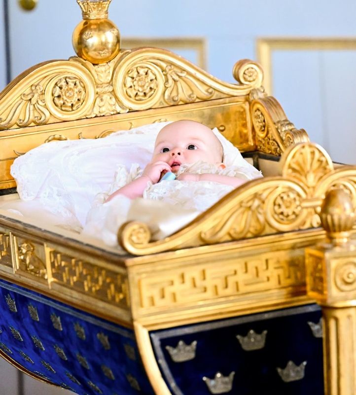 La princesa Inés de Suecia junto con sus padres Carlos Felipe y Sofía