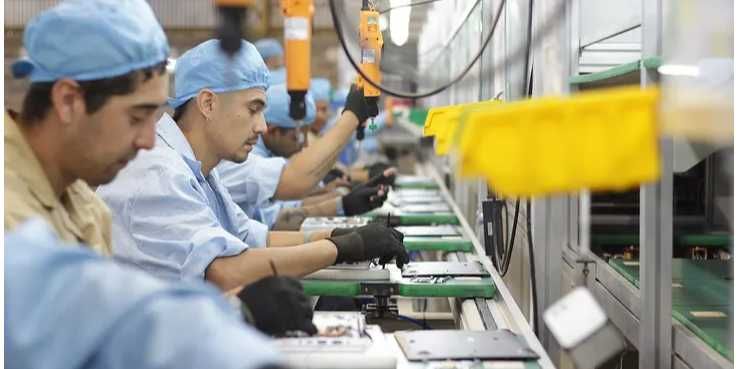 Se perdieron casi 200.000 empleos formales y cayó el salario real 32%.