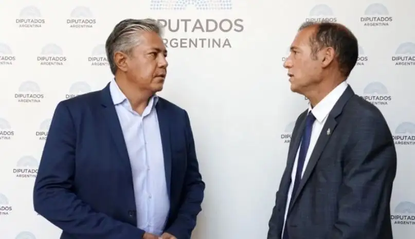 El ex gobernador de Neuquén, Omar Gutiérrez y el actual mandatario, Rolando Figueroa
