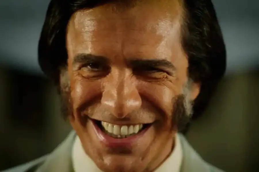 Leonardo Sbaraglia personificado como Carlos Menem