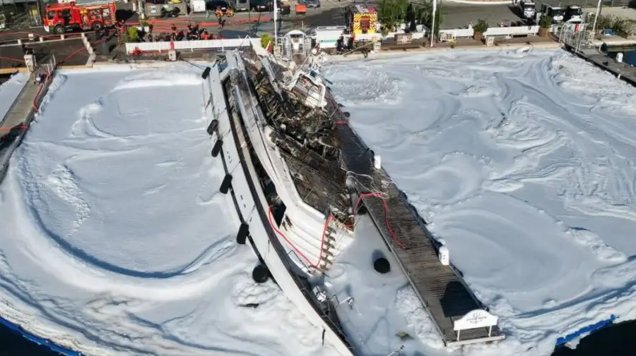 Así estaba el Sea Lady II este sábado, escorado y en medio de una espuma para buscaba acotar la contaminación con combustible.