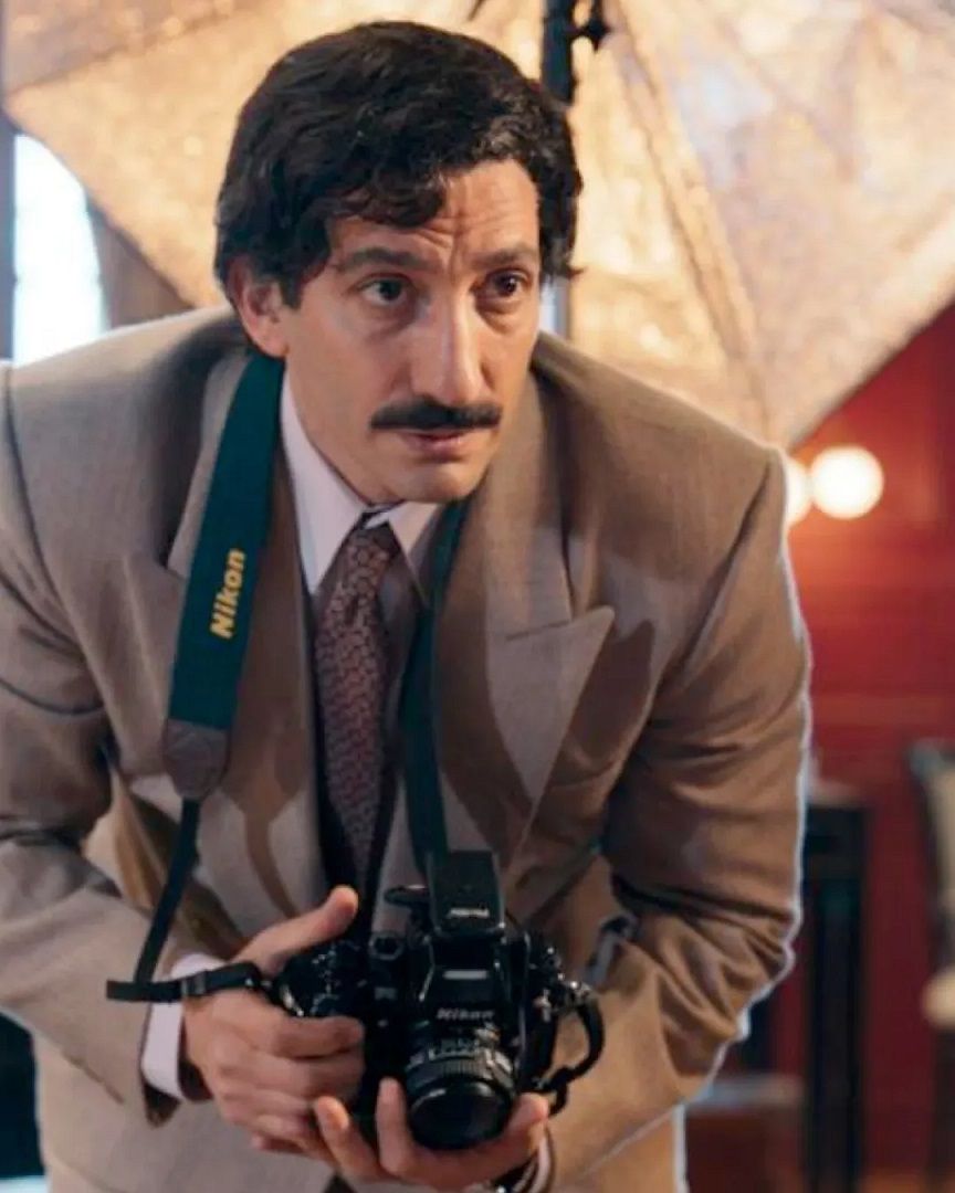 Juan Minujín en la serie Menem