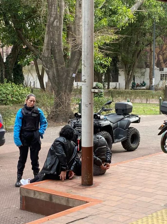 Detuvieron a la madre y la abuela de un alumno por agredir a las autoridades de una escuela de La Boca