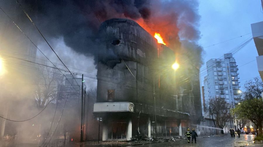 Feroz incendio en el centro de La Plata