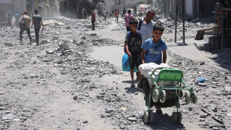 Fotogaleria Palestinos buscan objetos para rescatar entre los escombros de los edificios destruidos un día antes en los ataques israelíes contra el barrio de Al-Daraj en la ciudad de Gaza