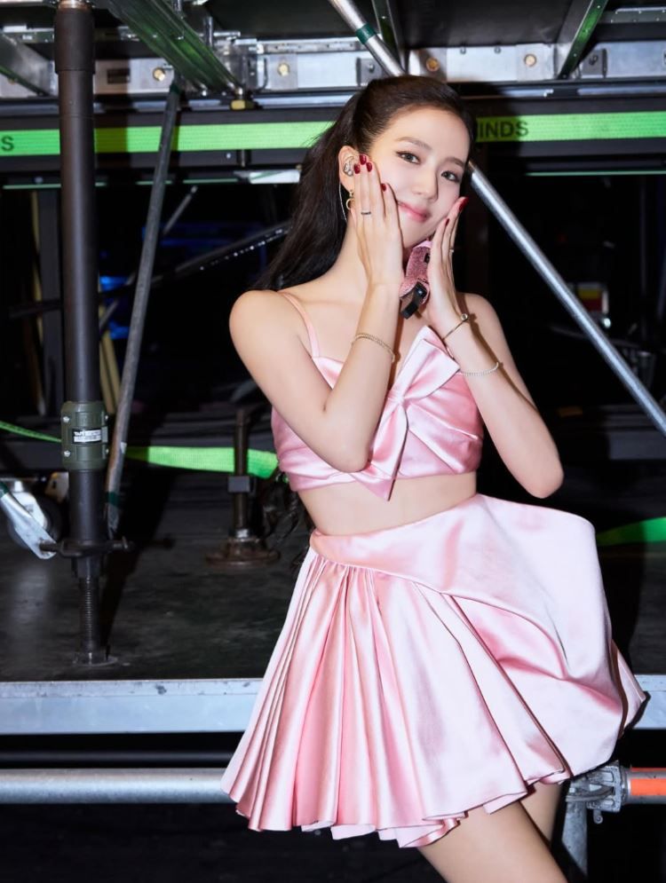 Jisoo vestida por Dior para DEADLINE de BLACKPINK