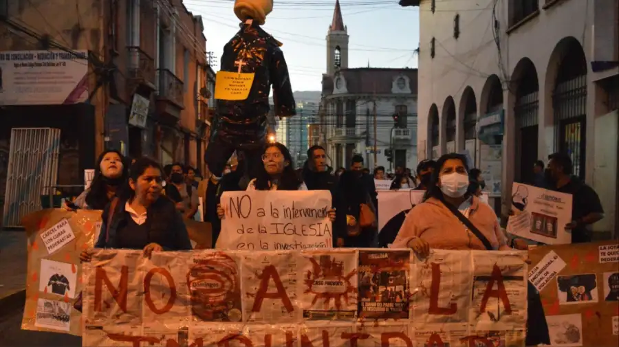 Protestas contra los curas pederastas ante la Conferencia Episcopal de Bolivia
