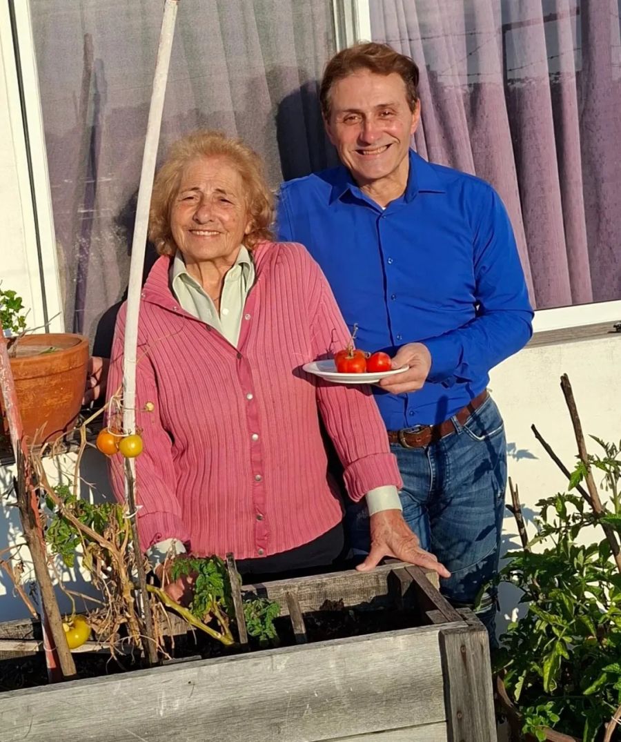 Así es la casa de Daniel Gómez Rinaldi: cálida y una terraza que es un paraíso verde 