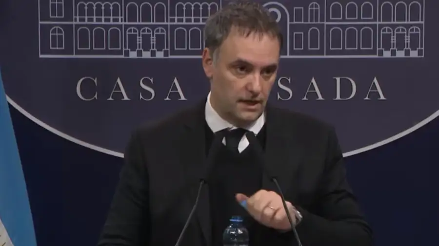 Manuel Adorni en su conferencia de prensa del 18 de julio de 2025