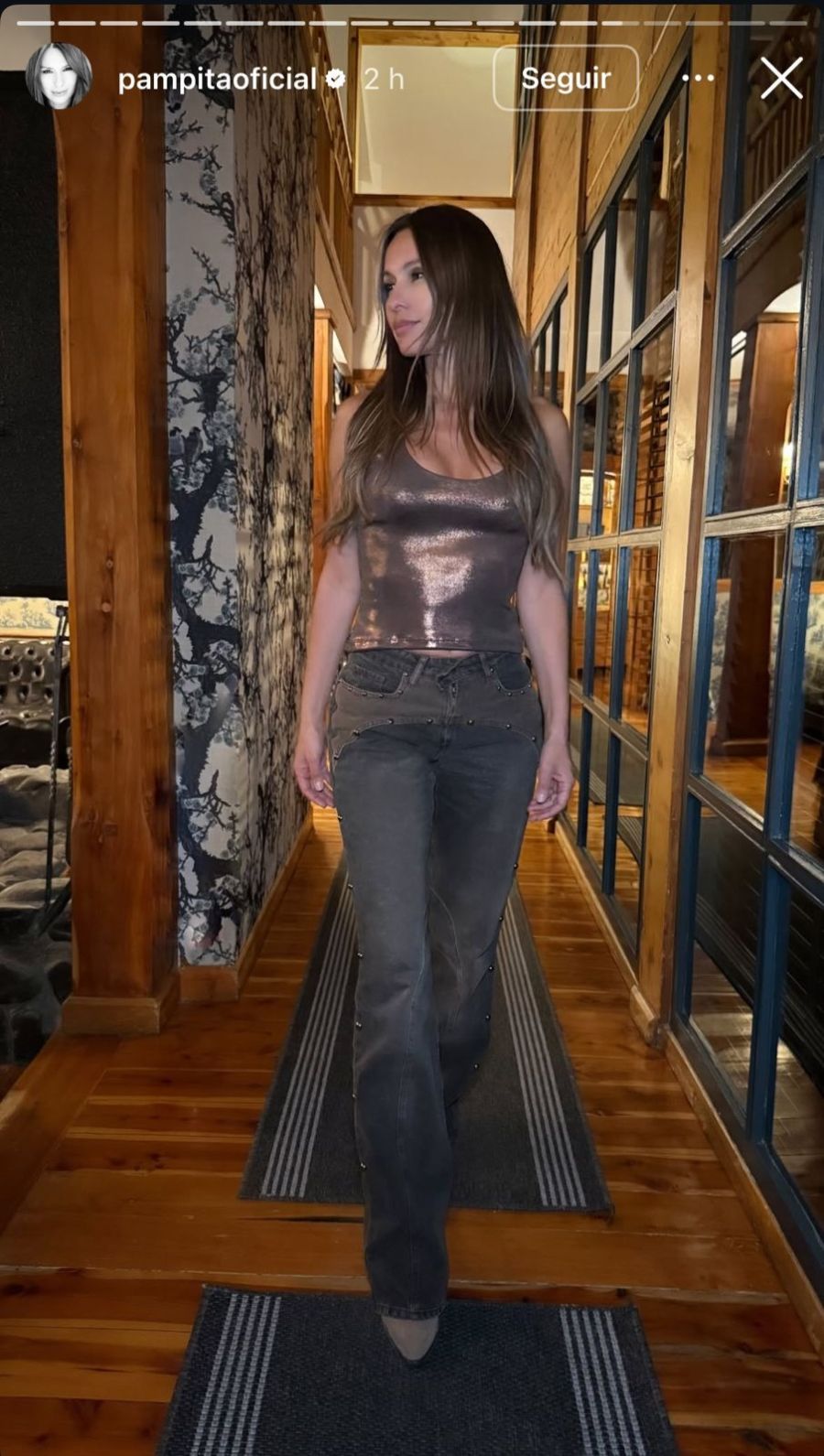 Adiós a los jeans skinny: Pampita apuesta al corte recto con tachas y marca tendencia