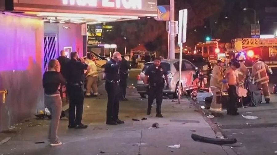 Un auto atropelló a decenas de personas en Los Angeles.
