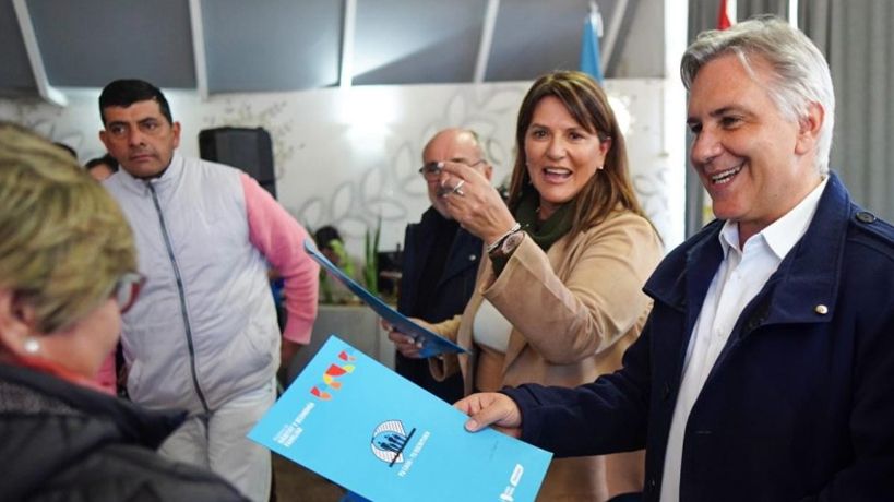 Claudia Godoy junto a Martin Llaryora