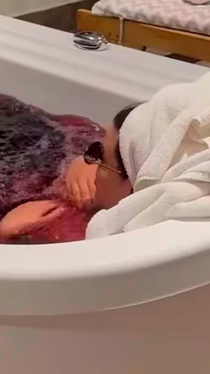 Charlotte Caniggia se bañó en vino