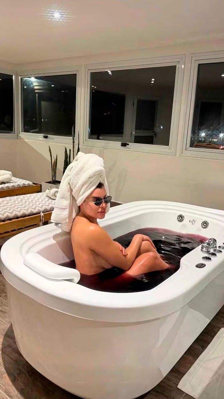Charlotte Caniggia se bañó en vino