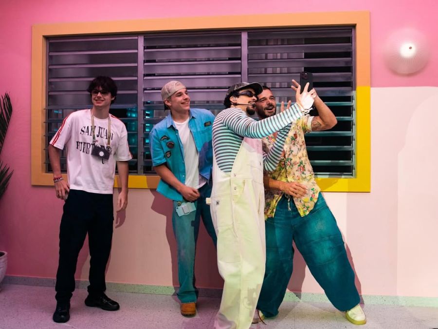 Ricky Martin y sus hijos, Valentino y Mateo, con Bad Bunny / Créditos: @cheeryviruet