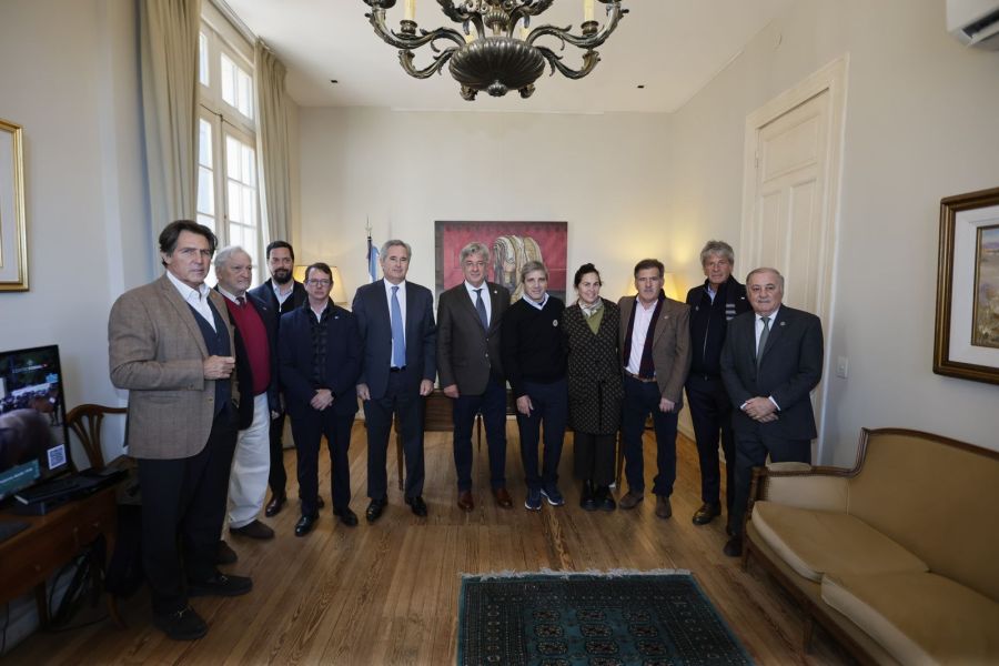 Luis Caputo con Jose Iraeta en Palermo 2025 y autoridades agropecuarias.