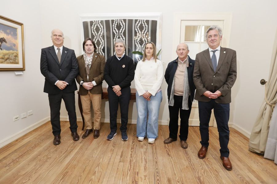 Luis Caputo con la Mesa de Enlace en Palermo 2025.