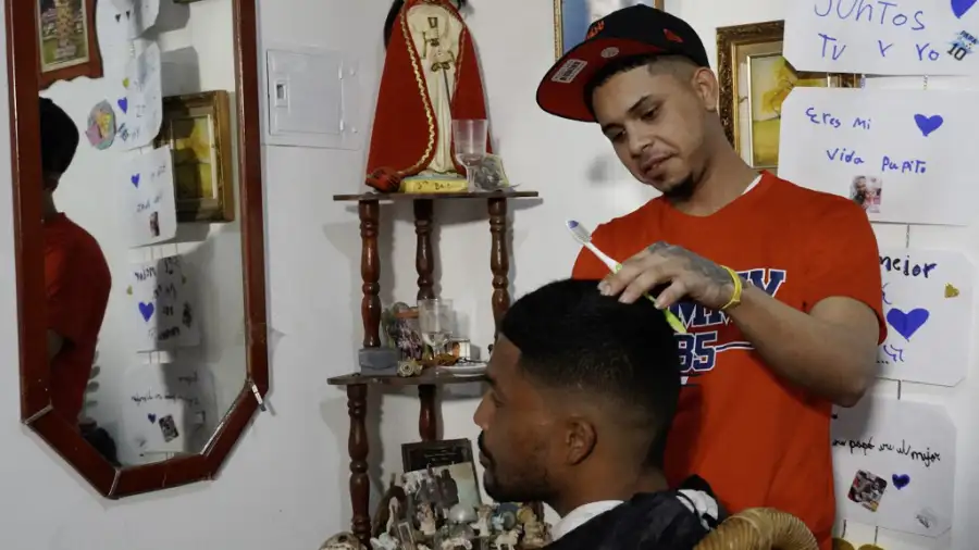 León Rengel ya trabaja de nuevo en una barbería en Caracas, y demanda al gobierno de Trump por US$ 1,3 millones.