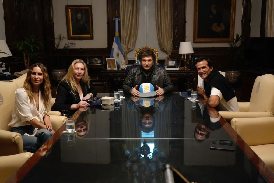Javier Milei junto a su hermana Karina, María Vázquez y Adolfo Cambiaso