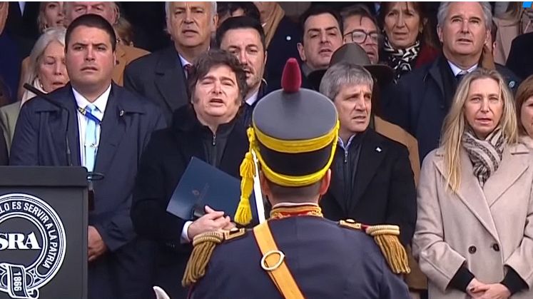 Milei, su hermana Karina y el ministro Luis Caputo, en el palco de la Sociedad Rural.