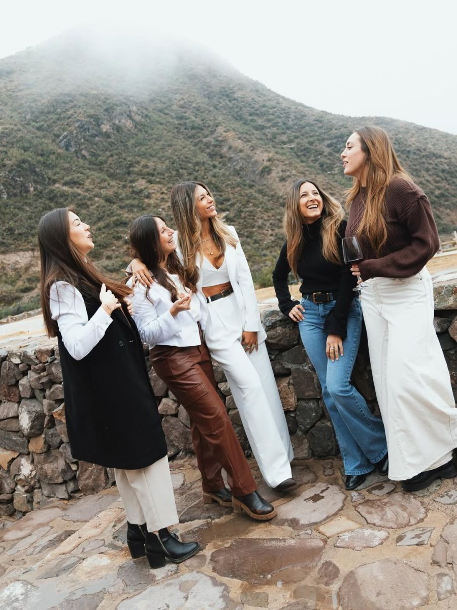 Agustina Gandolfo deslumbró en el bautizo de Theo con un look total white lleno de elegancia y estilo