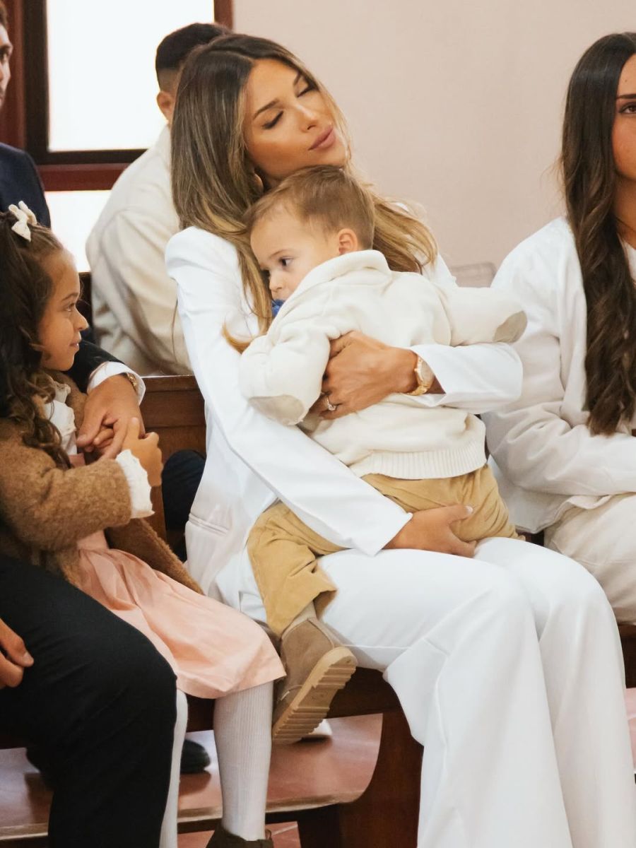 Agustina Gandolfo deslumbró en el bautizo de Theo con un look total white lleno de elegancia y estilo