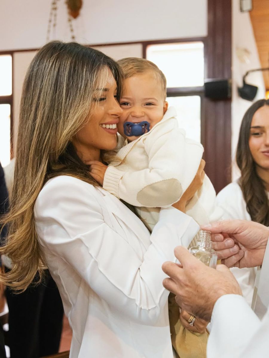 Agustina Gandolfo deslumbró en el bautizo de Theo con un look total white lleno de elegancia y estilo