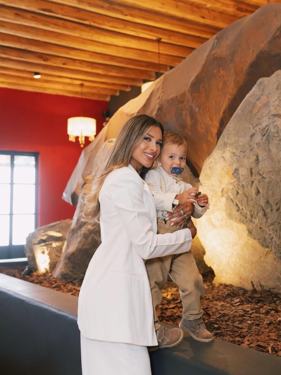 Agustina Gandolfo deslumbró en el bautizo de Theo con un look total white lleno de elegancia y estilo