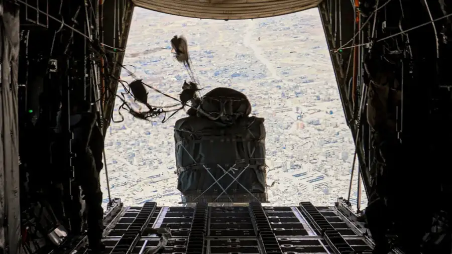 Comida desde el aire sobre Gaza. Para la ONU, las dificultades de distribución son