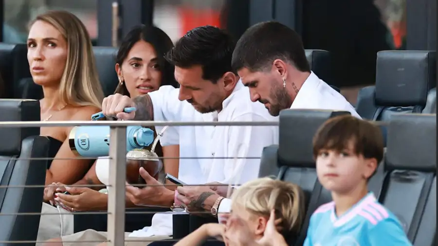 Messi y De Paul, distendidos mirando el empate de Inter Miami.