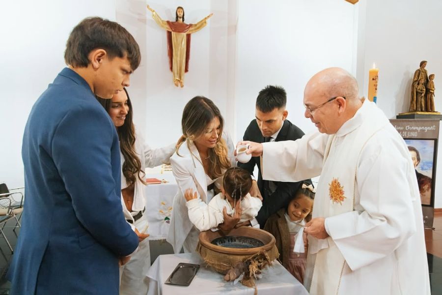 Theo, el hijo de Lautaro Martínez y Agustina Gandolfo, fue bautizado en Mendoza: las fotos del tierno festejo familiar