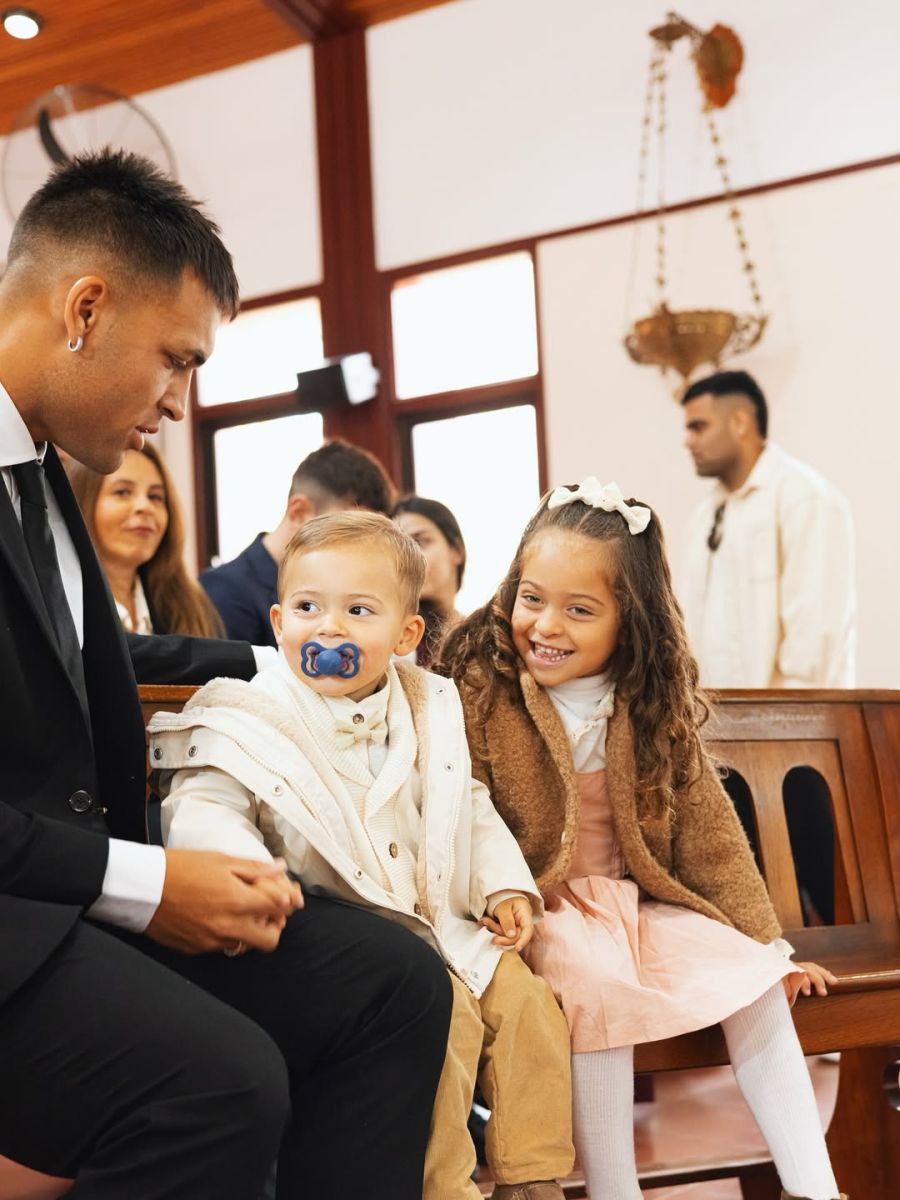 Theo, el hijo de Lautaro Martínez y Agustina Gandolfo, fue bautizado en Mendoza: las fotos del tierno festejo familiar