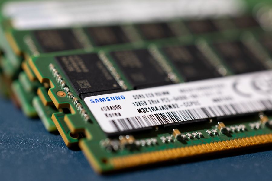 Samsung Electronics Memory Chips Ahead of Preliminary Earnings