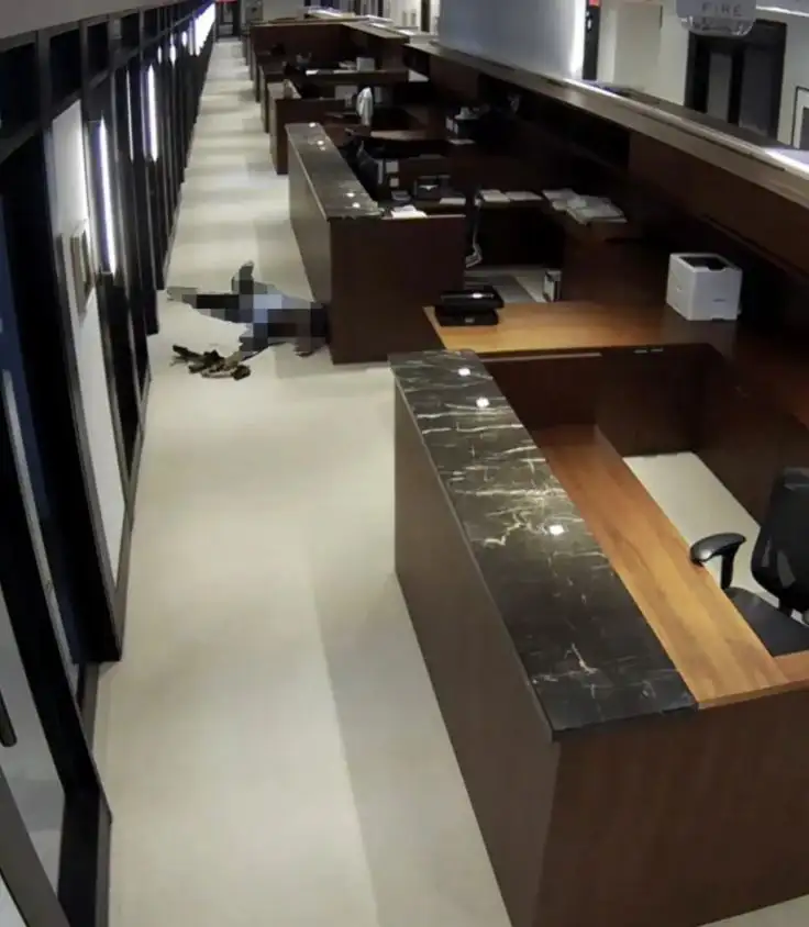 Cámara de seguridad captura a Shane Devon Tamura dado de baja en el piso 33