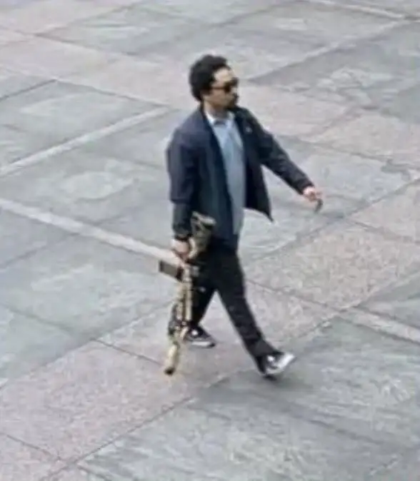 L'autore della sparatoria, Shane Devon Tamura, è stato ripreso dalle telecamere di sicurezza che entravano nell'edificio.