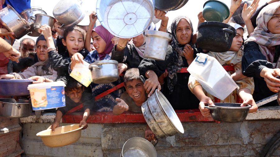 Fotogaleria Palestinos se congregan en un punto de distribución de sopa de lentejas en la ciudad de Gaza, al norte de la Franja de Gaza