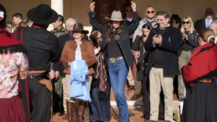 Kristi Noem bailó una chacarera en Campo de Mayo