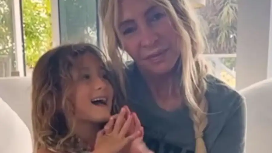 Mila Yankelevich junto a Tomás, su padre, y Cris Morena, su abuela 20250729