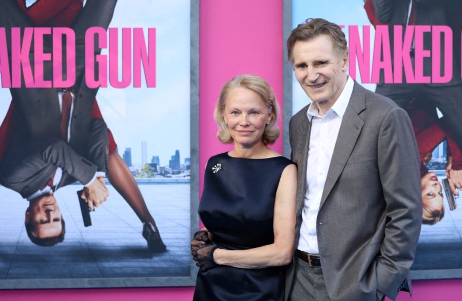 Pamela Anderson y Liam Neeson