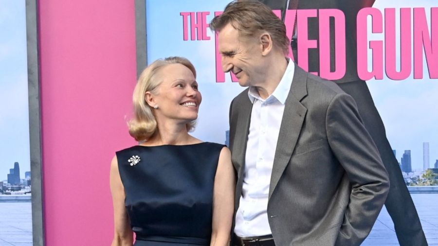 Pamela Anderson y Liam Neeson