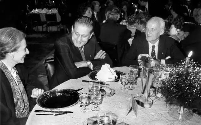 René Favaloro entre Amelia Zuberbühler y su esposo, el médico Luis Federico Leloir