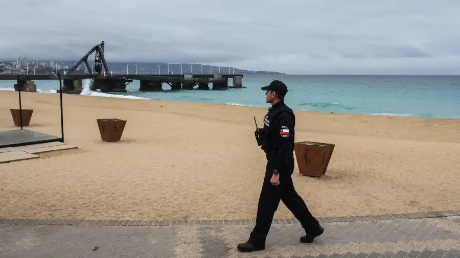 20250730 La policía chilena durante la evacuación por una alerta de tsunami en Viña del Mar