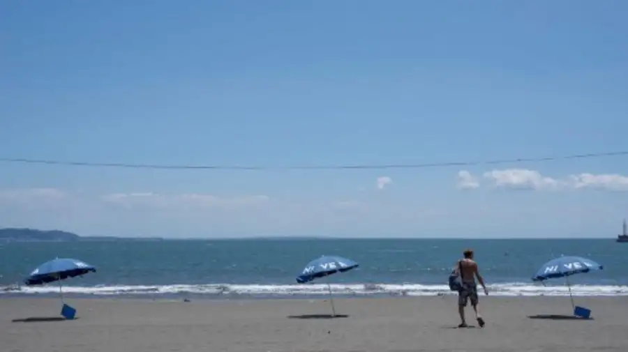En Samoa y Fukisawa personas van a la playa a mirar cómo llegan las olas tras el terremoto en Rusia