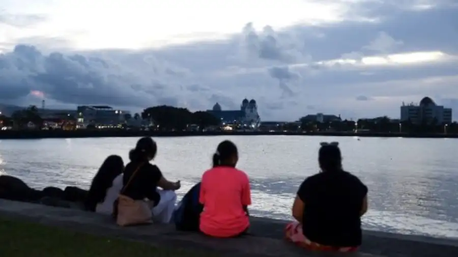 En Samoa y Fukisawa personas van a la playa a mirar cómo llegan las olas tras el terremoto en Rusia