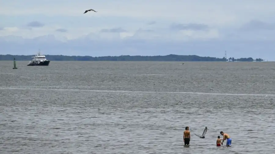 La gente disfruta del agua después de la alarma de tsunami en Buenava, Colombia