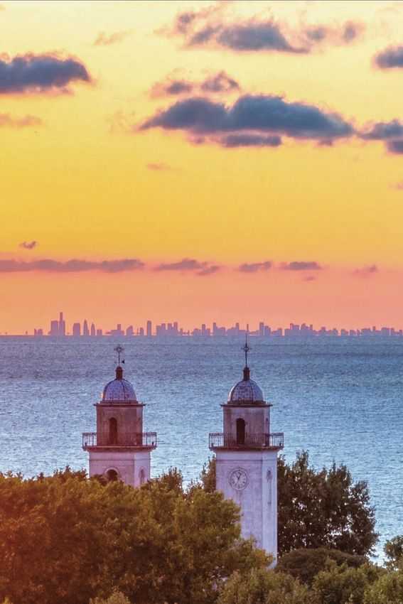 Colonia: Al otro lado del río