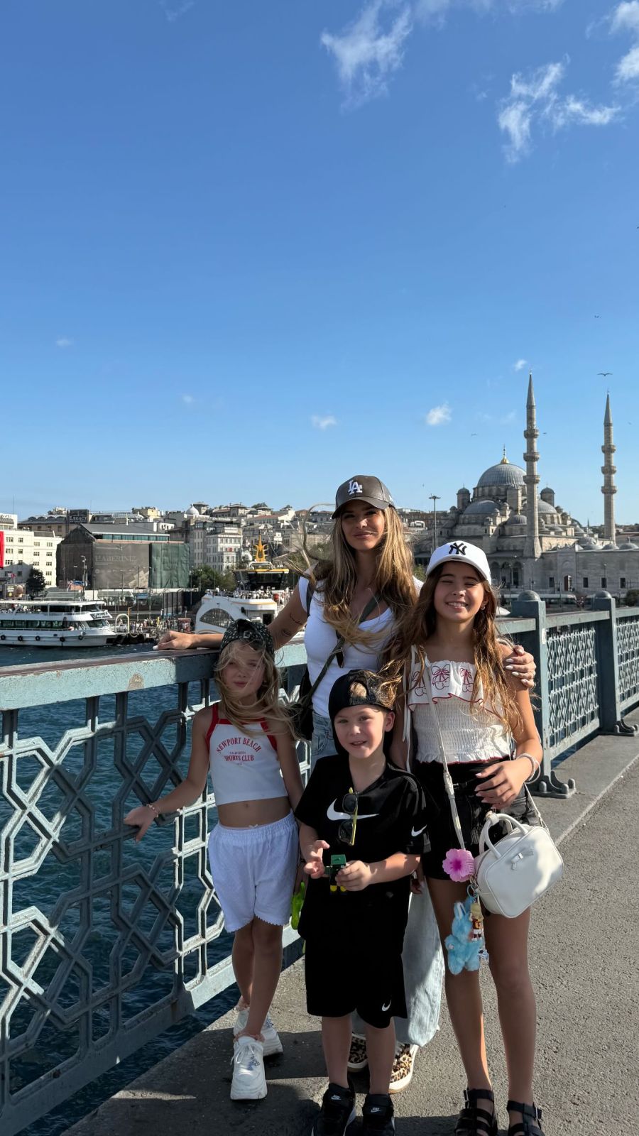 La China Suárez con sus hijos