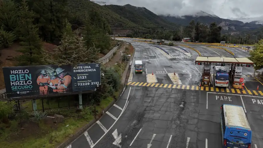 La entrada a la mina El Teniente, en Chile, donde un derrumbe tiene a 5 trabajadores atrapados a 1200 metros de profundidad.