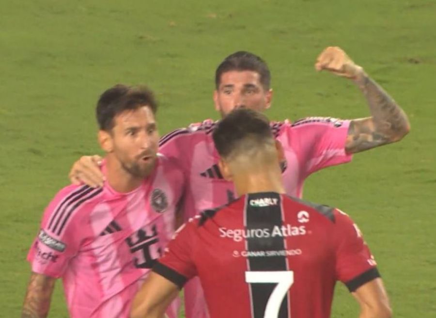 Lionel Messi le festeja el triunfo en la cara a Matías Cóccaro
